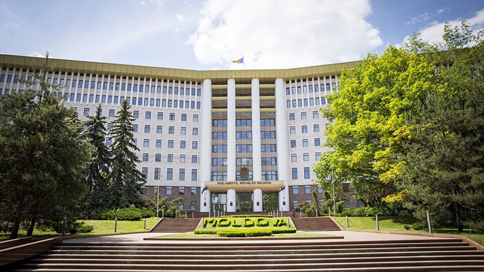 Члены КС Молдавии принесли присягу на чрезвычайном заседании парламента